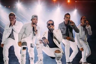 Кумиры 90-х Backstreet Boys выступили в образах Spice Girls