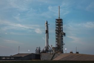 SpaceX Илона Маска не смогла запустить ракету с "исторической миссией"