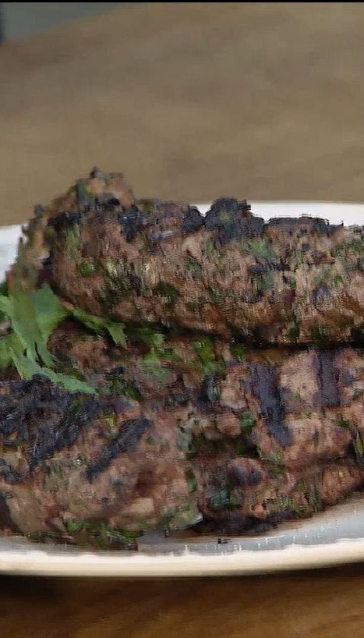 Сочное мясо и аппетитная корочка - рецепт люля-кебаба от Дениса Держуна