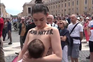 День матери: участница Femen кормила грудью ребенка с призывами к Папе
