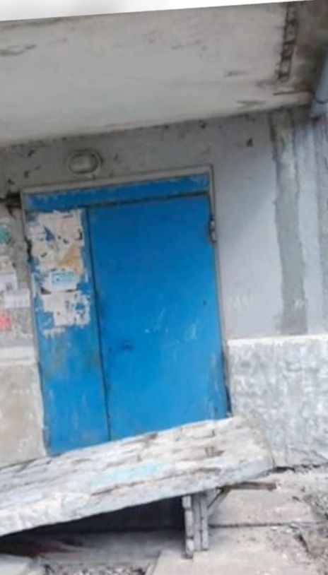 На Донеччині дітей привалила бетонна стіна, що підпирала дашок над під’їздом