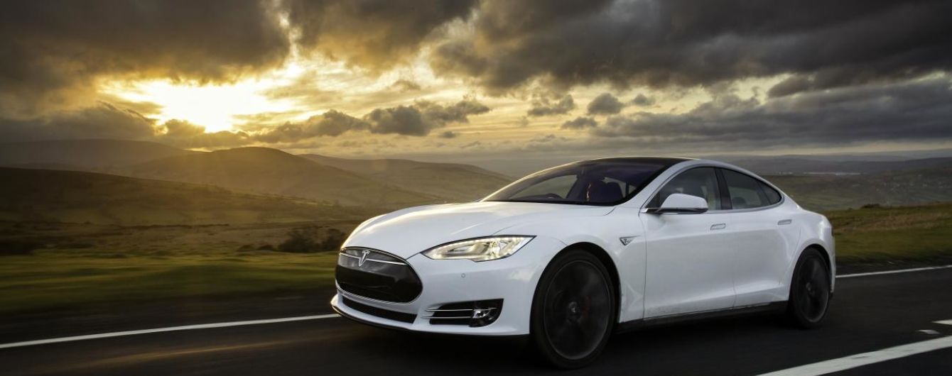 Авария с участием Tesla Model S закончилась пожаром