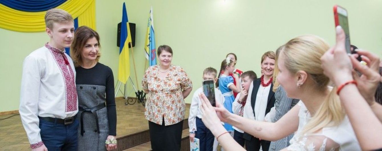 В платье интересного кроя: Марина Порошенко посетила с рабочим визитом Черновицкую область