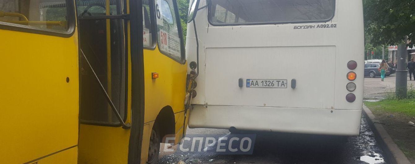 Інсульт за кермом: у Солом’янському районі зіштовхнулись дві маршрутки