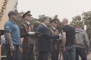 В Сети появилось видео, как ветеран полка "Азов" отказался пожать руку Порошенко