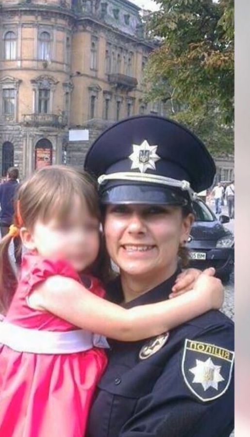 Полицейская, которую ударил ножом водитель-участник ДТП, до сих пор в реанимации во Львове