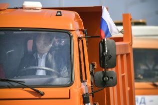 Путін відкрив рух мостом до анексованого Криму