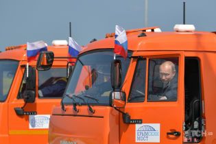Десятки КамАЗів і Путін-далекобійник. Як відкривали міст до окупованого Криму