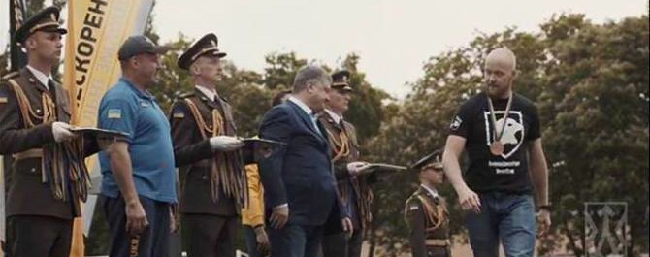 Ветеран "Азову" пояснив, чому відмовився потиснути руку Порошенку