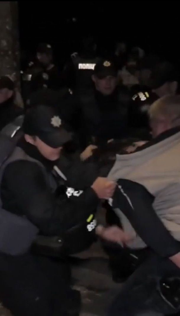 Жители спального микрорайона подрались с представителями "Киевблагоустроя" из-за парковки