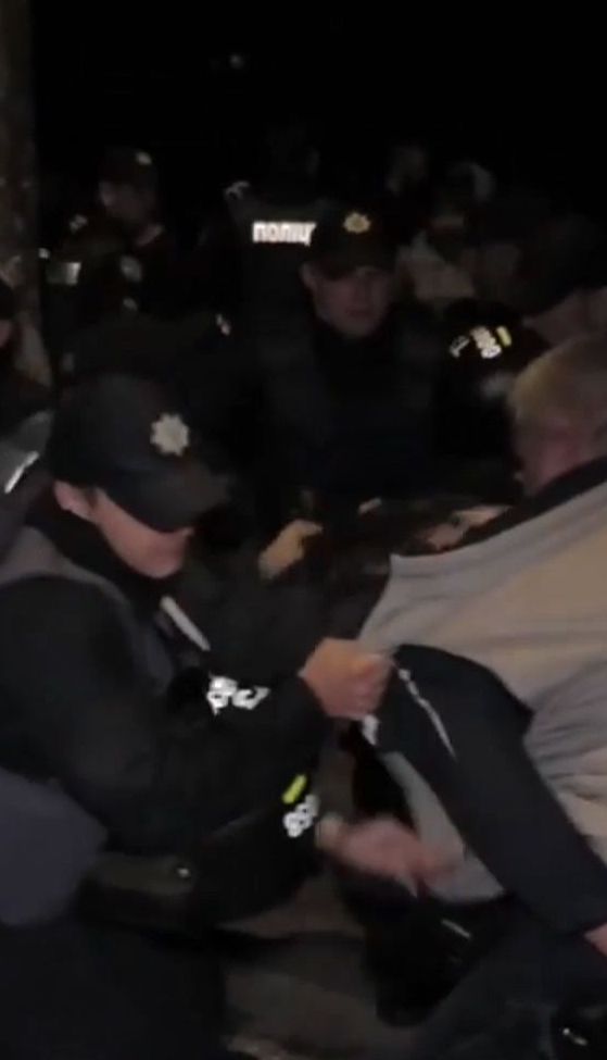 Жителі спального мікрорайону побилися із представниками "Київблагоустрою" через парковку
