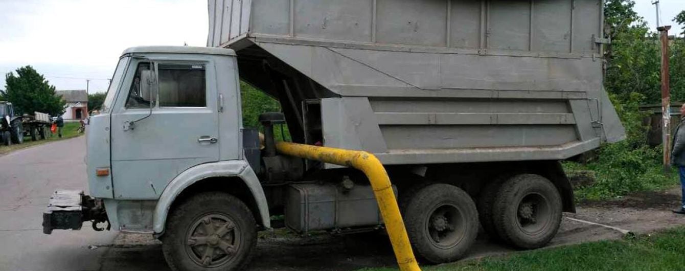 На Харківщині чоловік напідпитку викрав "КамАЗ" та зніс газову трубу
