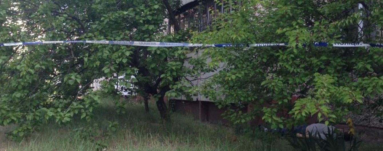 На Київщині біля житлового будинку знайшли труп чоловіка