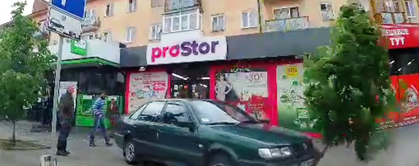У Луцьку дошкільня за кермом автомобіля збило людину та поламало дерева