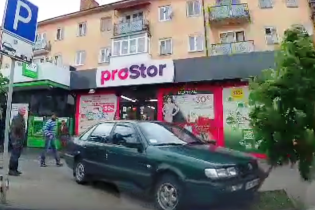 У Луцьку дошкільня за кермом автомобіля збило людину та поламало дерева