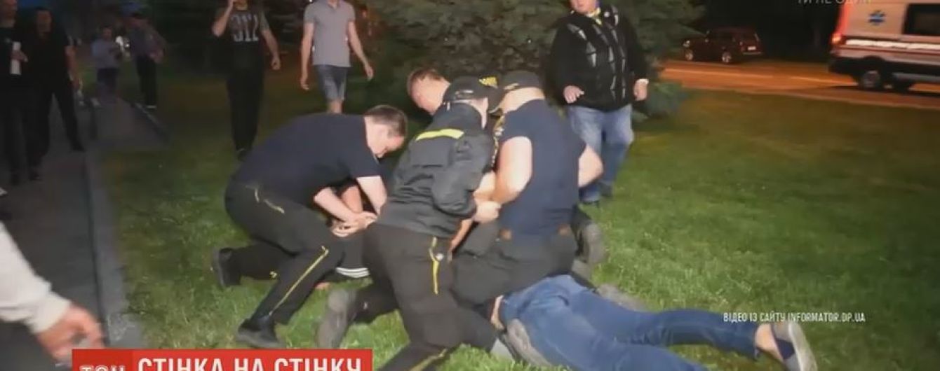 Стінка на стінку: знесення кафе у Дніпрі спровокувало масову бійку