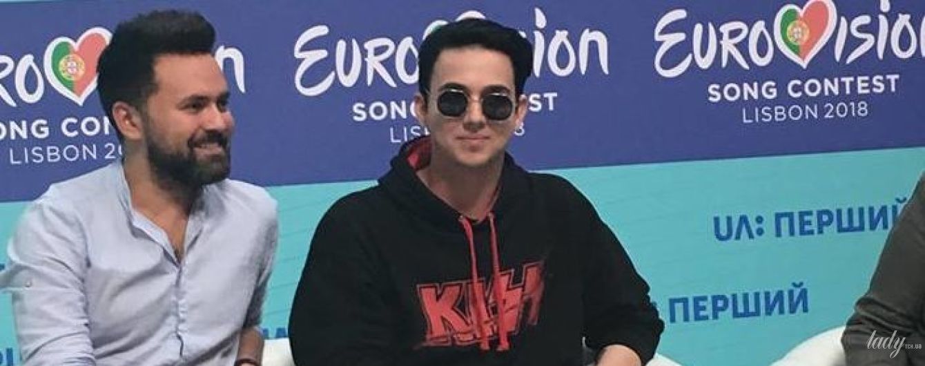 В солнцезащитных очках и с большим перстнем: стильный MELOVIN на пресс-конференции в Киеве