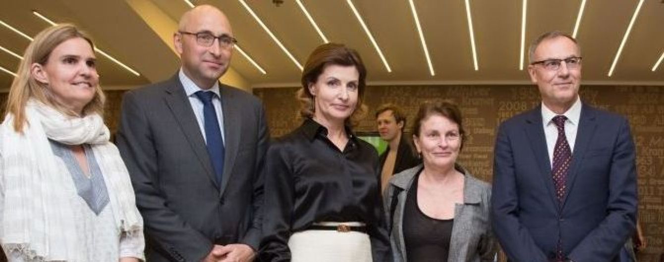 В белой юбке-карандаше и на шпильках: Марина Порошенко сходила на премьеру фильма