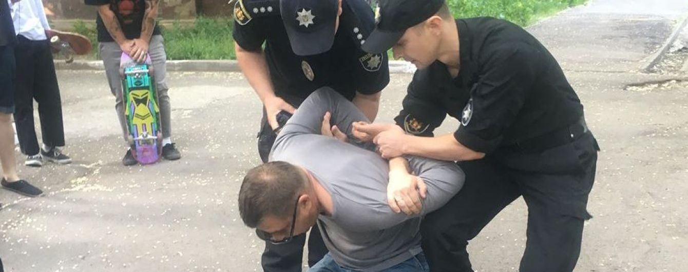 В Запорожье в участников ЛГБТ-акции бросили петарду, пострадал полицейский