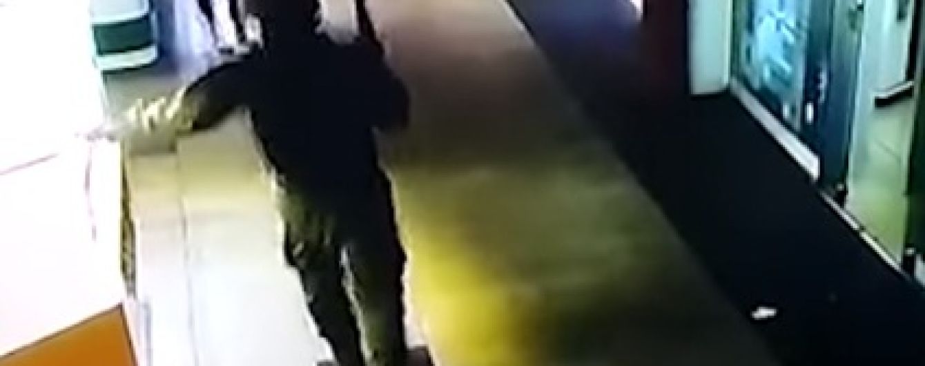 В полиции опубликовали видео разбойного нападения на ювелирку в Херсоне