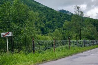 На Закарпатті на кордоні з Румунією встановили "антиконтрабандний" паркан