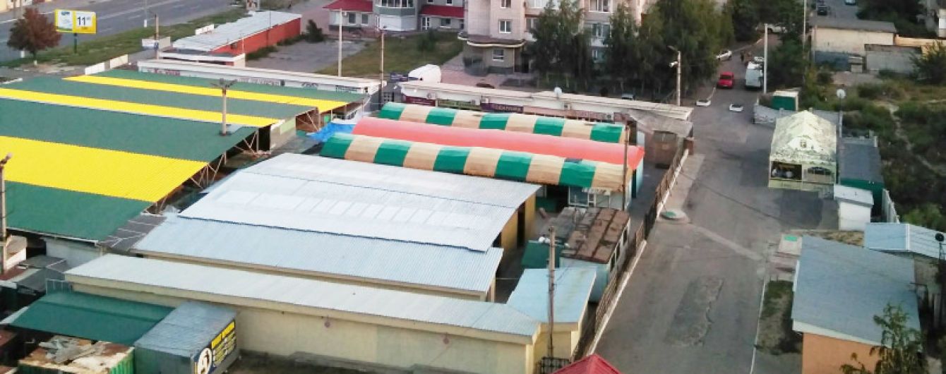 У Кременчуці на підлітка впала цегляна огорожа