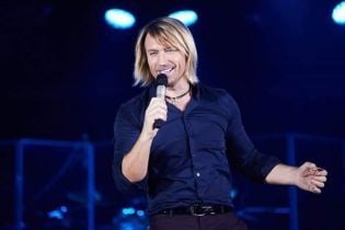 Счастливый Олег Винник показал собственный музыкальный оазис