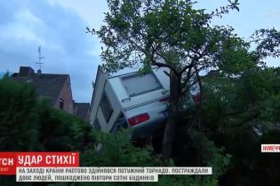 В Германии внезапный торнадо побил стекла в домах и разбил десятки машин