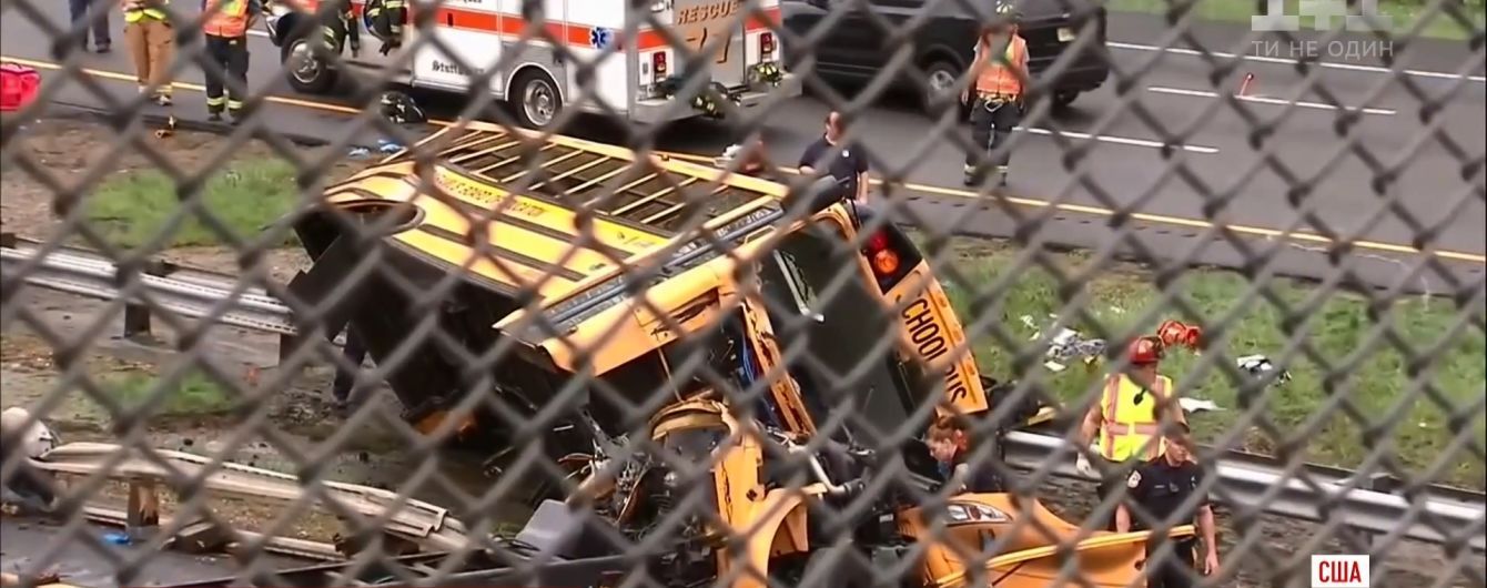 Смертельна аварія в США: у Нью-Джерсі шкільний автобус розтрощило від зіткнення зі сміттєвозом
