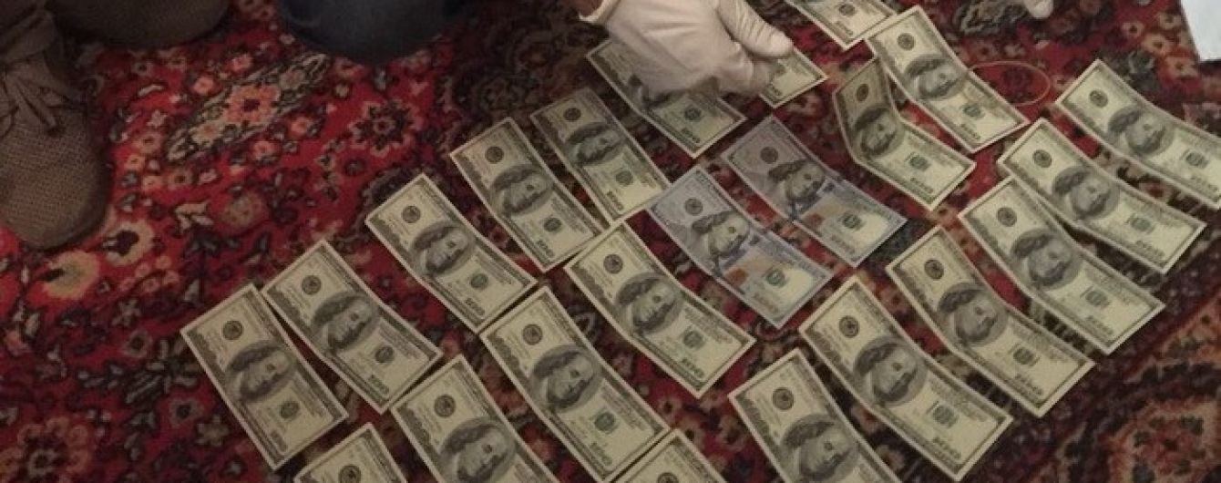 На Хмельниччині на хабарі у 2,5 тис. доларів затримали поліцейського начальника