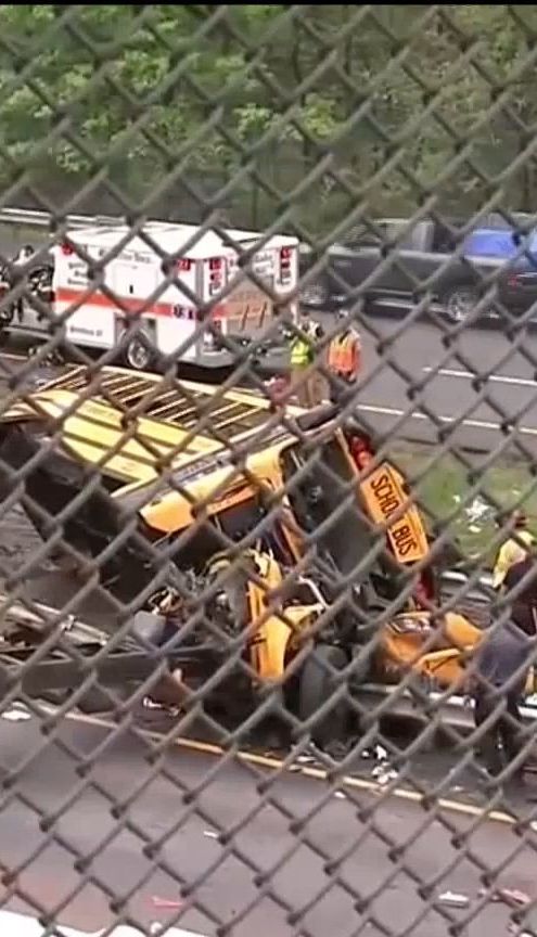 Шкільний автобус із дітьми зіткнувсь із сміттєвозом у США