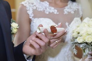 Поездки за поцелуй на фуникулере и более сотни женатых пар. Как прошел в столице самый романтичный день года