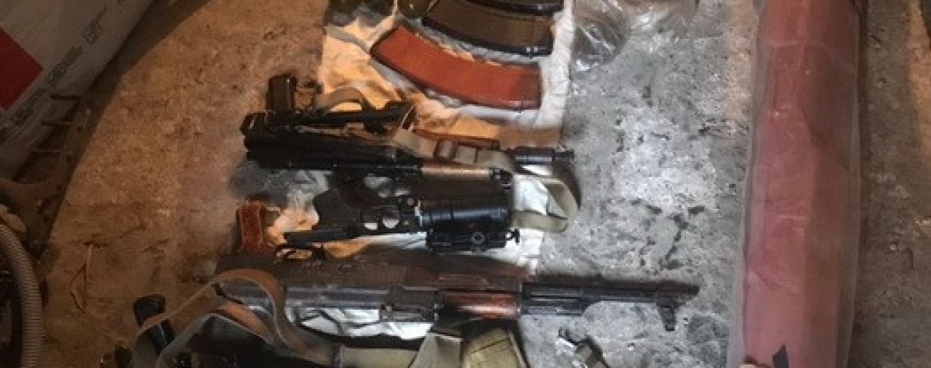 На Донетчине обнаружили схрон с автоматами Калашникова, гранатометами и гранатами