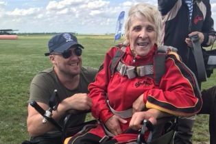 "Полные штаны радости". На Днепропетровщине 71-летняя бабушка на коляске прыгнула с парашютом