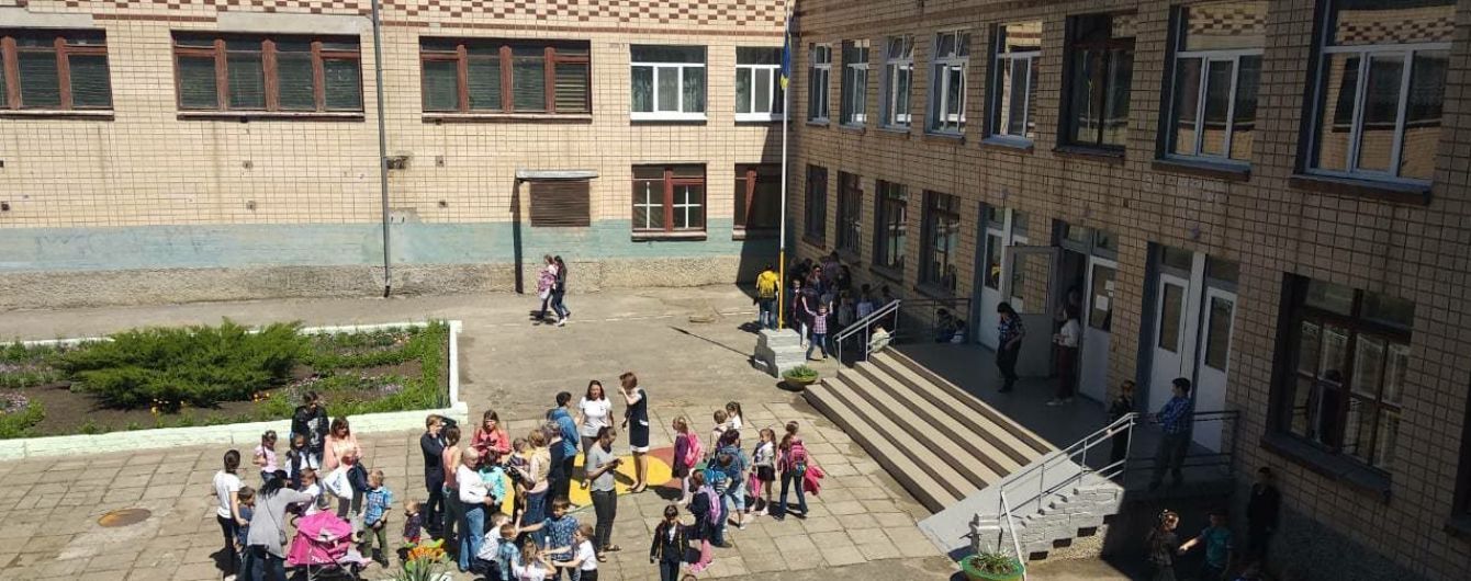 У Миколаєві через розпорошення невідомої речовини зі школи евакуювали сотні дітей