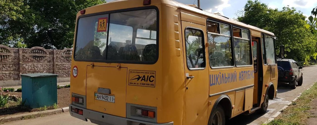 На Донеччині під час руху спалахнув шкільний автобус із дітьми
