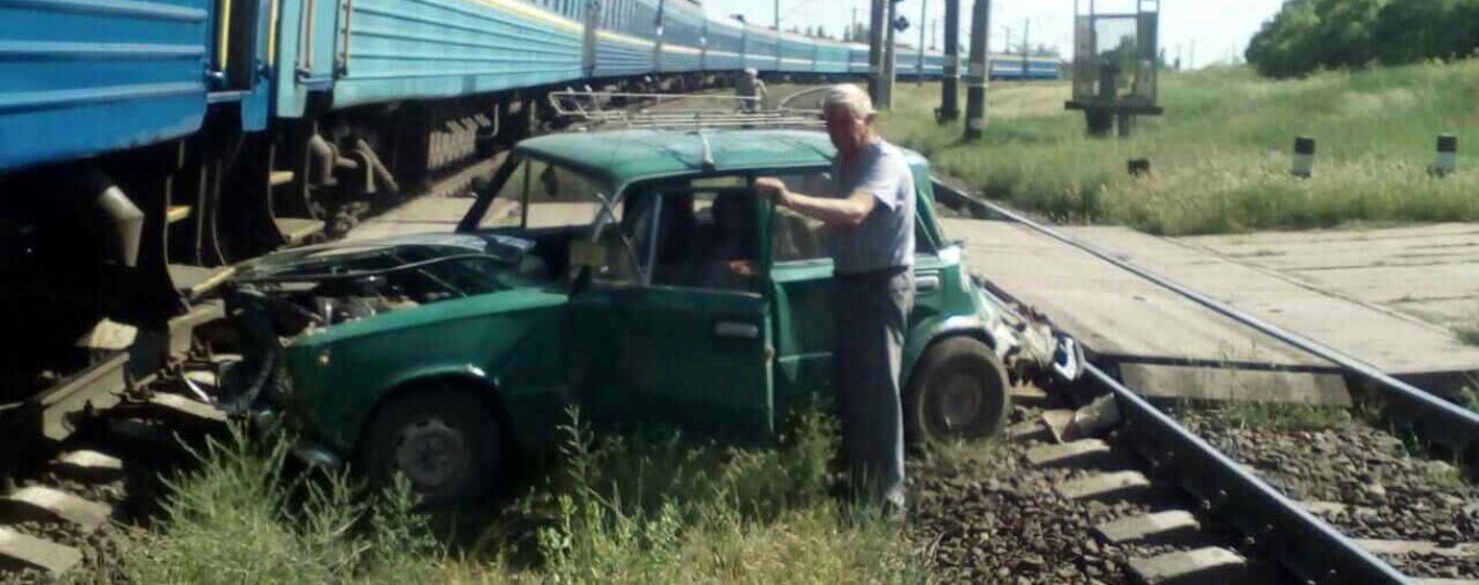 На Николаевщине поезд разбил "Жигули" пенсионера