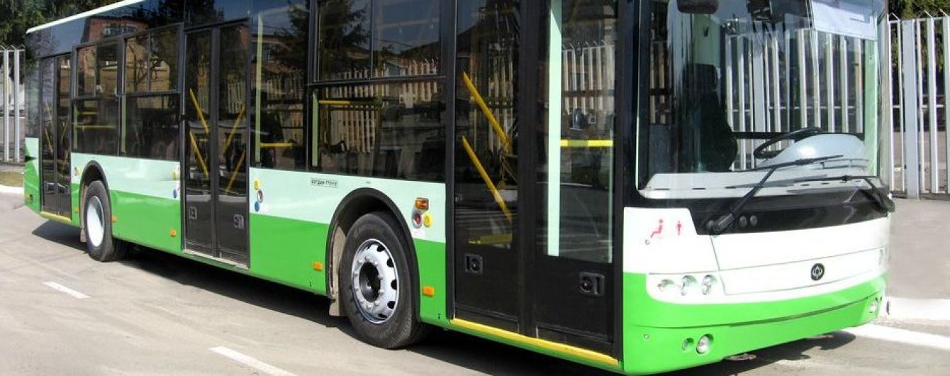 У Лисичанську просто на вулицях поставали знеструмлені за борги тролейбуси