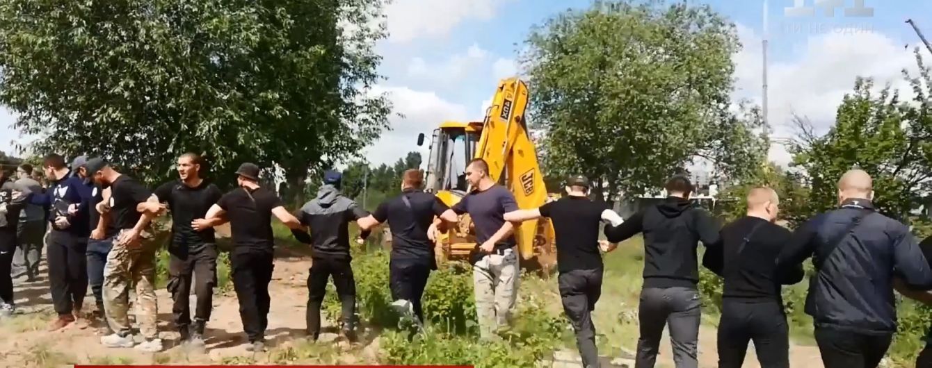 Конфлікт у Вишневому: місцеві жителі завалили паркан забудови і перекрили дорогу