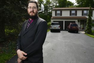 У США батьки подали в суд на свого 30-річного сина, який відмовляється йти з дому