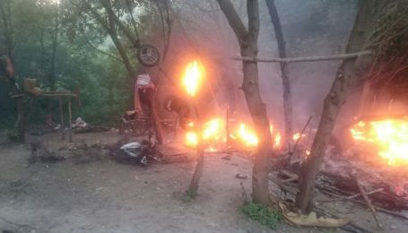 Под Тернополем неизвестные со стрельбой сожгли лагерь ромов