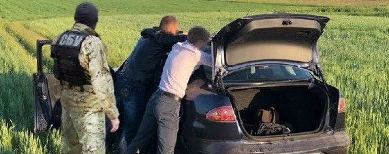 На Черниговщине трое пойманных на взятке полицейских оказывали сопротивление СБушникам во время задержания