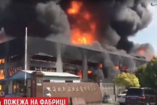 В Китае сгорела трехэтажная химическая фабрика