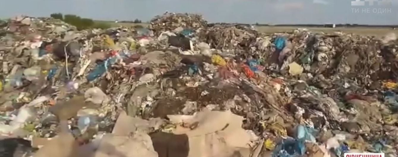 На Рівненщині невідомі вивантажили сім фур львівського сміття