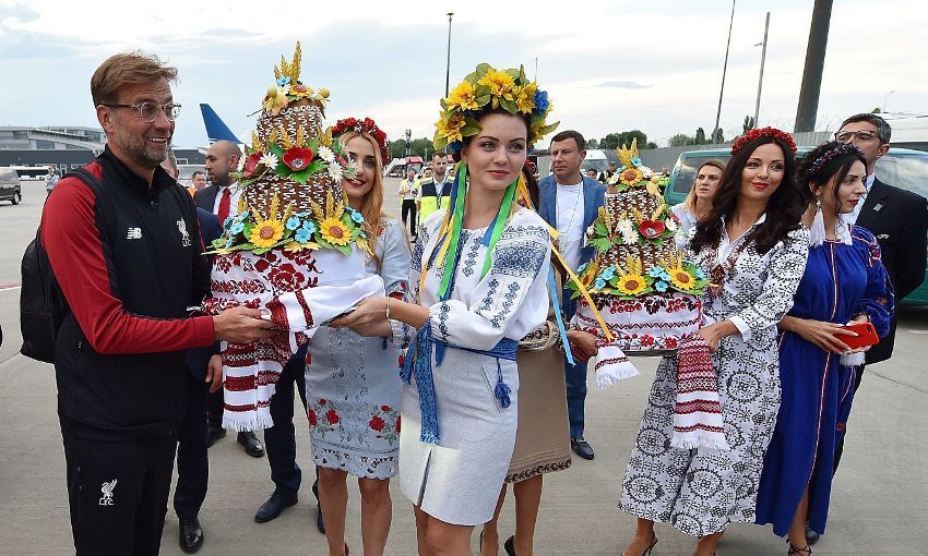 Ліверпуль зустріли в аеропорту короваєм_1
