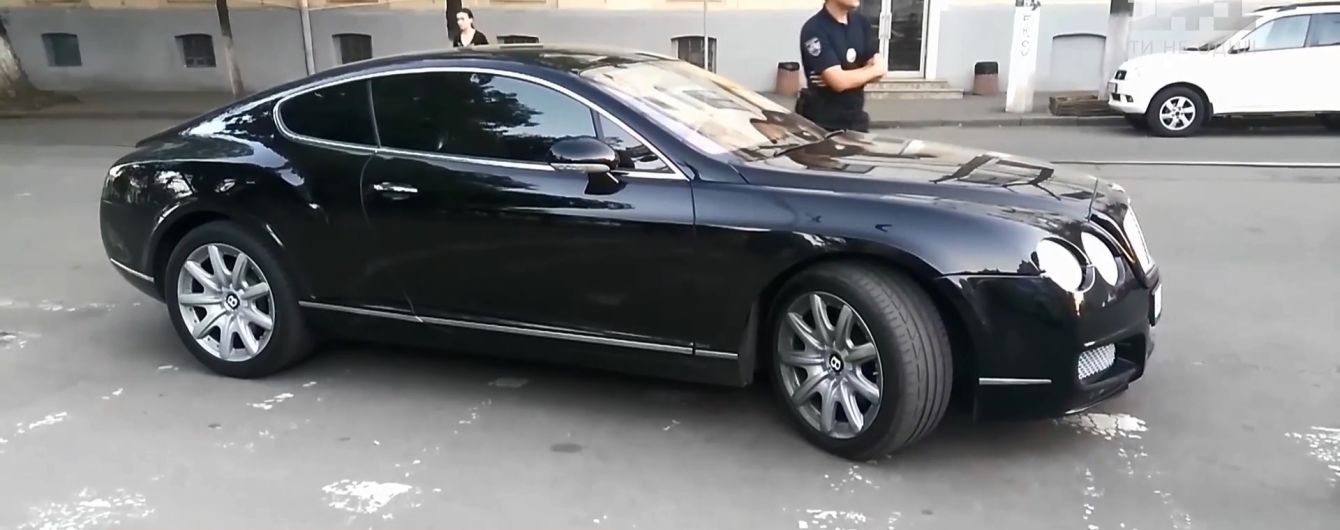 Грубияном на Bentley по документам оказался известный киевский адвокат