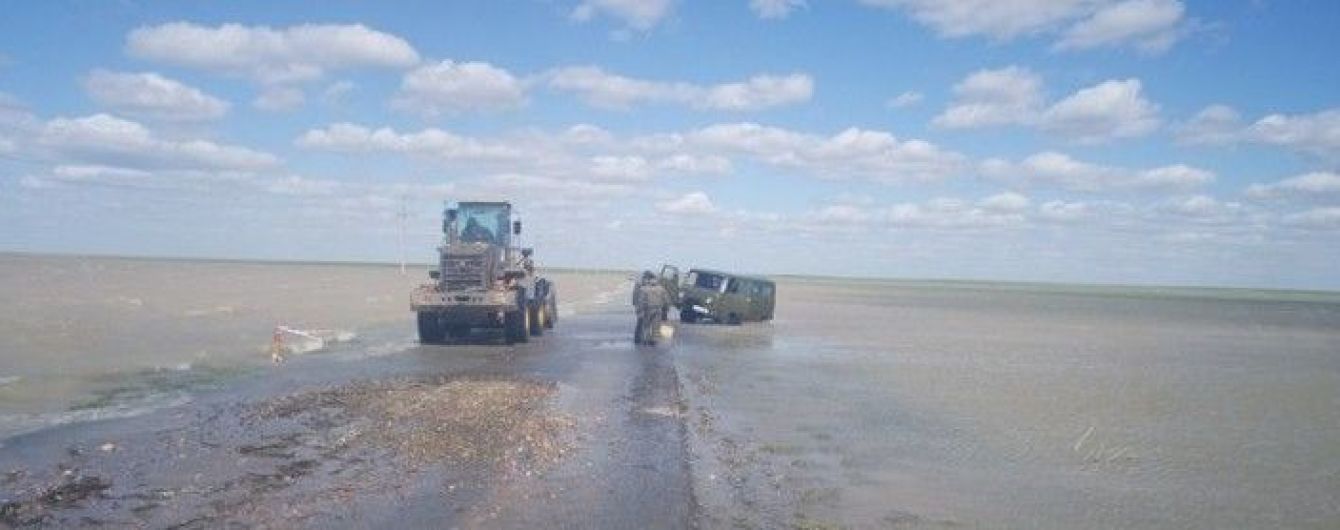В Казахстане "УАЗ" утонул на дороге областного значения