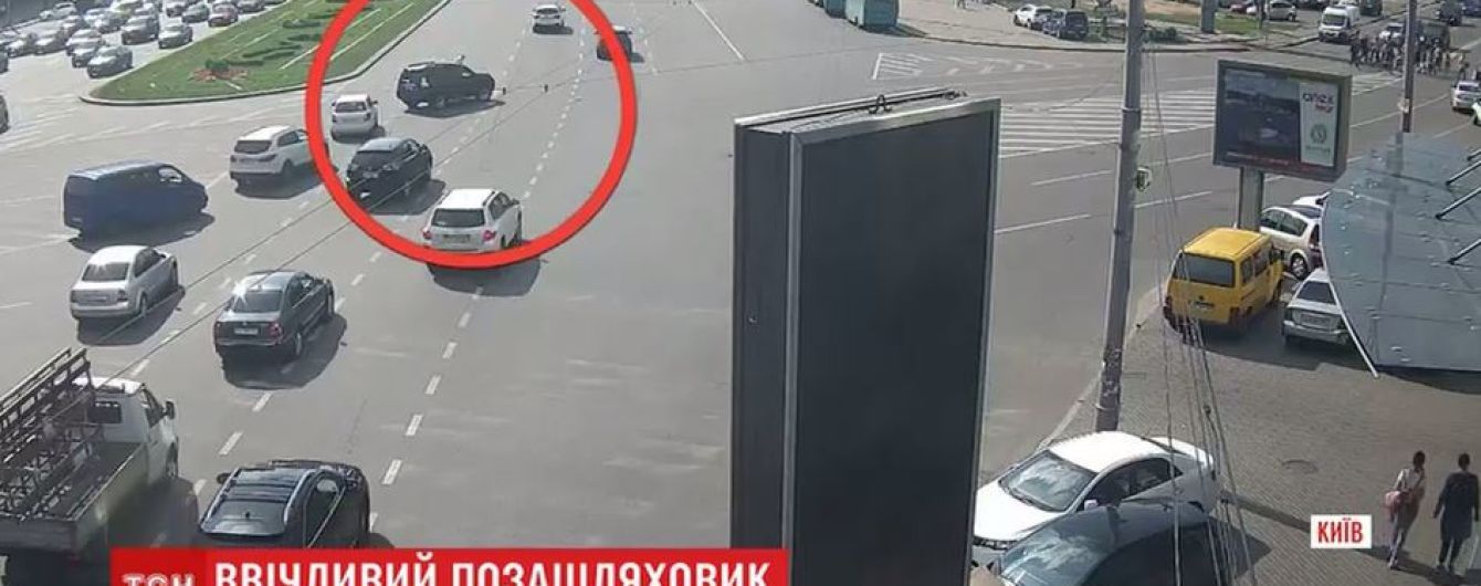 В Киеве вежливый внедорожник "перевел" дедушку через восьмиполосный проспект Победы