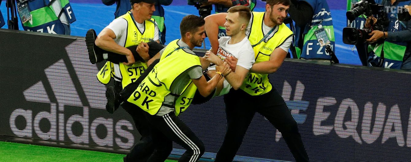 Фанат выбежал на поле "Олимпийского" в концовке финала Лиги чемпионов