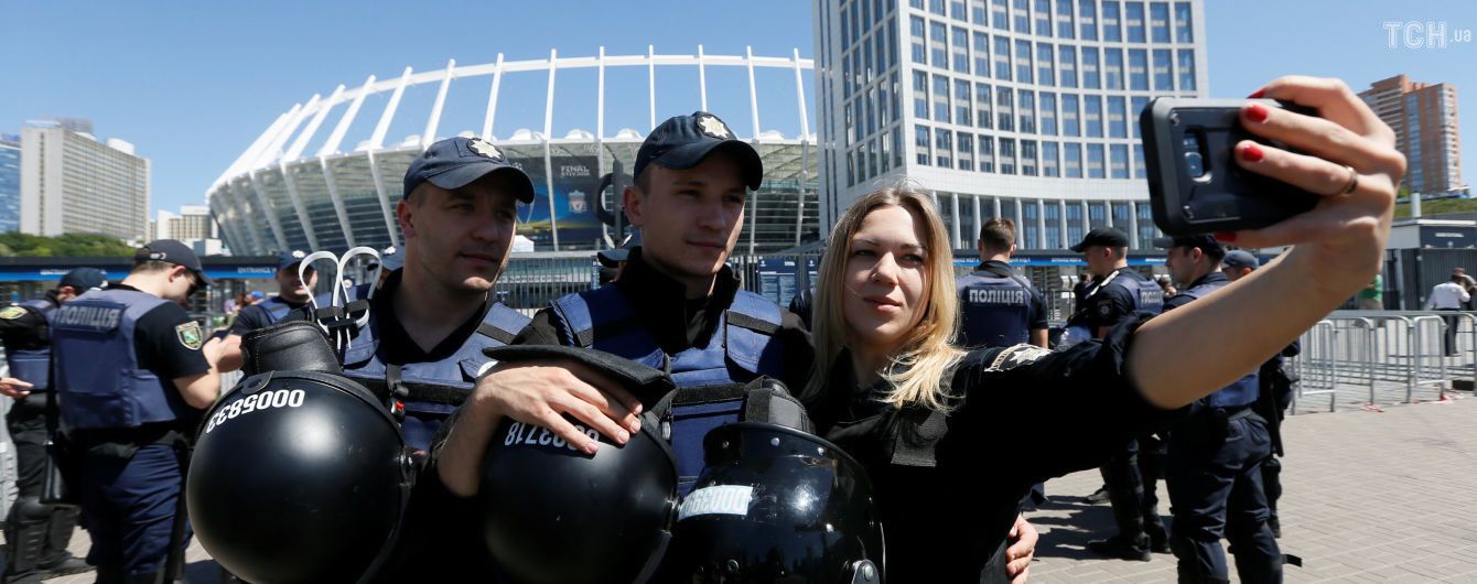 Полиция задержала возле "Олимпийского" 18 человек, которые скандировали "Динамо! Динамо!"